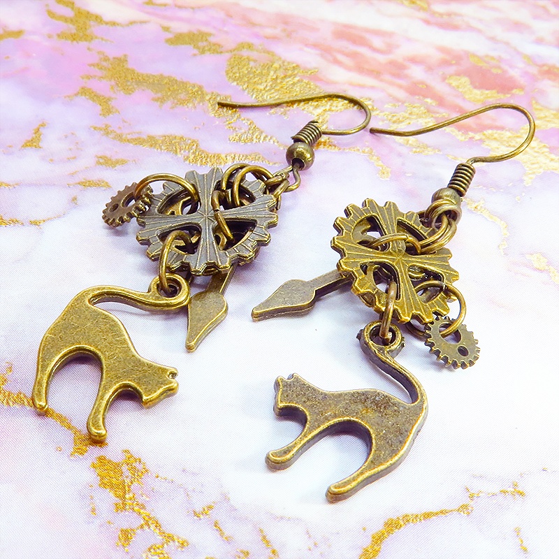 アンティークゴールド 跳ね猫と歯車を組み合わたコンパクトなスチームパンク風ピアス シンメトリー