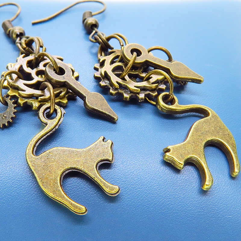 アンティークゴールド 跳ね猫と歯車を組み合わたコンパクトなスチームパンク風ピアス シンメトリー