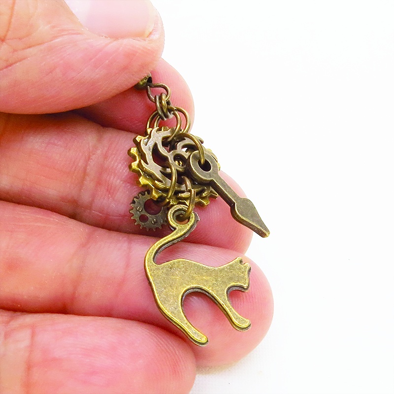 アンティークゴールド 跳ね猫と歯車を組み合わたコンパクトなスチームパンク風ピアス シンメトリー