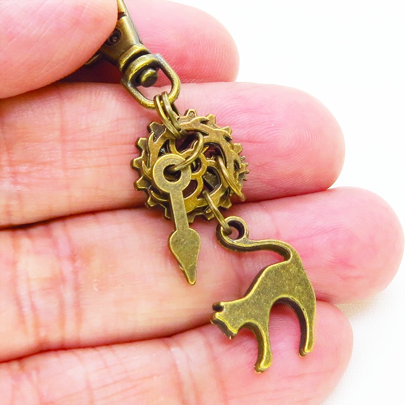 アンティークゴールド 跳ね猫と歯車を組み合わたコンパクトなスチームパンク風キーホルダー バッグチャーム