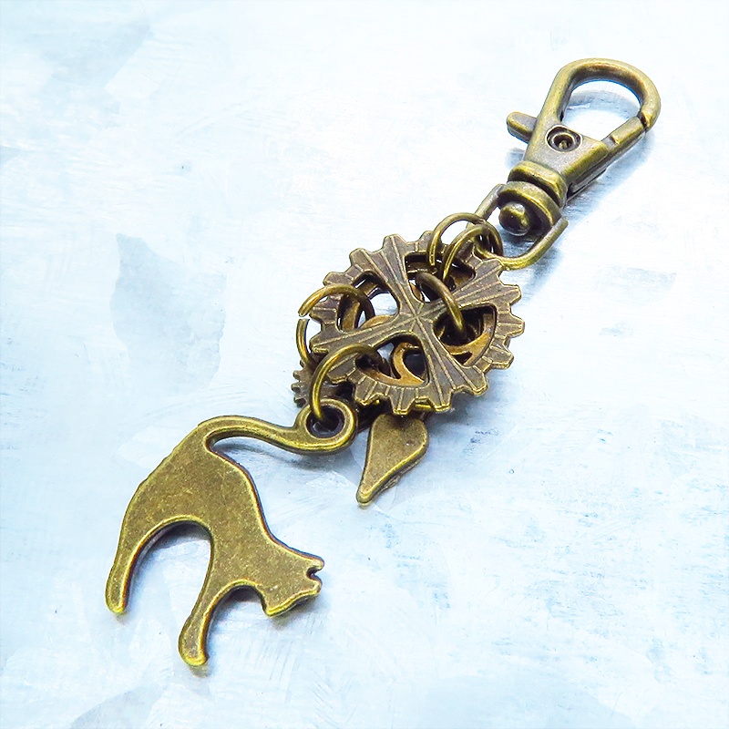 アンティークゴールド 跳ね猫と歯車を組み合わたコンパクトなスチームパンク風キーホルダー バッグチャーム
