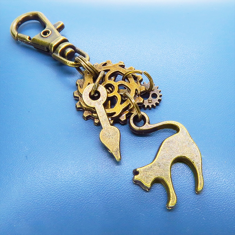 アンティークゴールド 跳ね猫と歯車を組み合わたコンパクトなスチームパンク風キーホルダー バッグチャーム