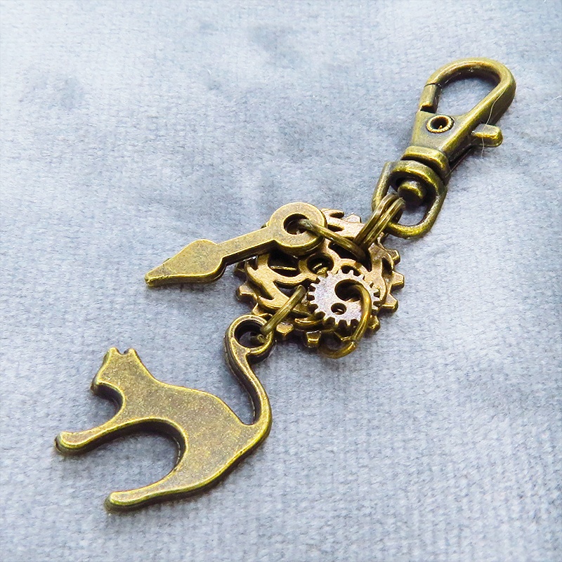 アンティークゴールド 跳ね猫と歯車を組み合わたコンパクトなスチームパンク風キーホルダー バッグチャーム