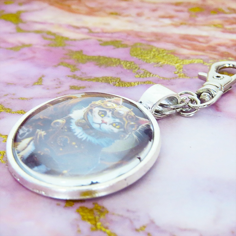 猫とスチームパンクなカボションガラスキーホルダー 零型アンティークシルバー仕様 金具変更可 バッグチャーム