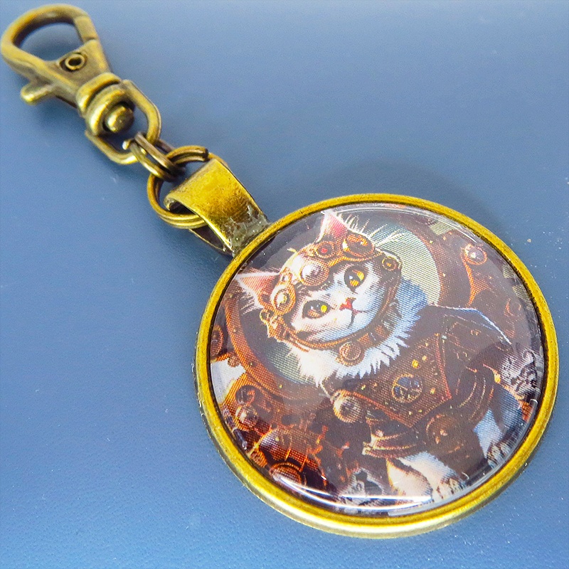 猫とスチームパンクなカボションガラスキーホルダー 零型アンティークゴールド仕様 金具変更可 バッグチャーム