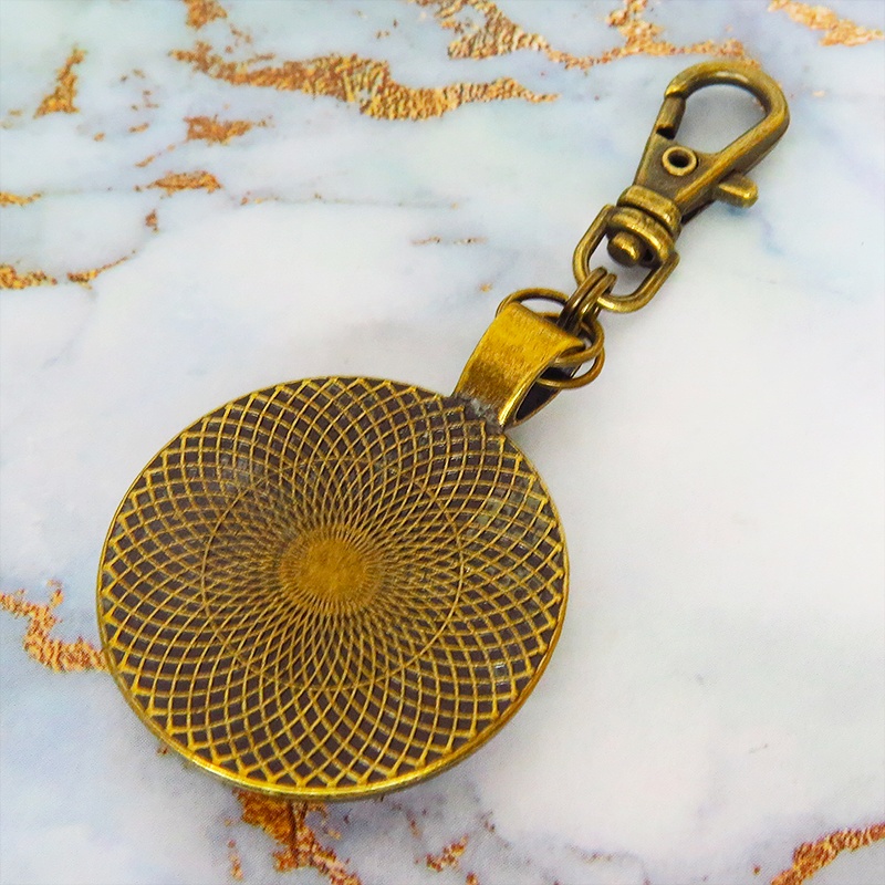 猫とスチームパンクなカボションガラスキーホルダー 零型アンティークゴールド仕様 金具変更可 バッグチャーム