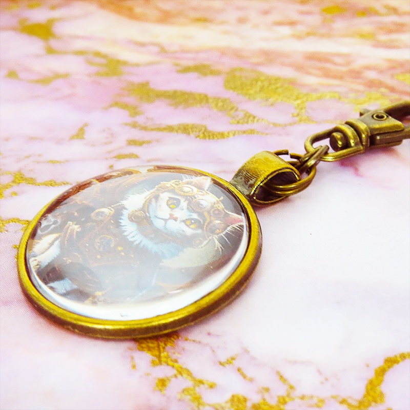 猫とスチームパンクなカボションガラスキーホルダー 零型アンティークゴールド仕様 金具変更可 バッグチャーム