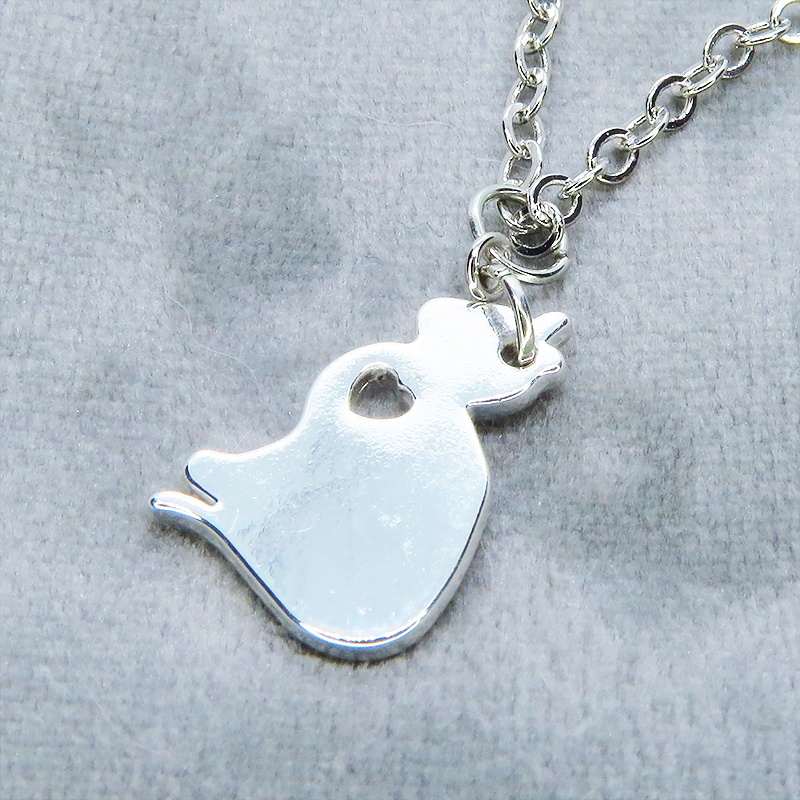シルバーカラー 猫シルエットモチーフを使ったシンプルでコンパクトなネックレス 長さ調整可 ステンレス可