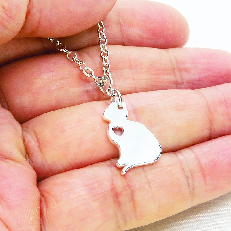 シルバーカラー 猫シルエットモチーフを使ったシンプルでコンパクトなネックレス 長さ調整可 ステンレス可