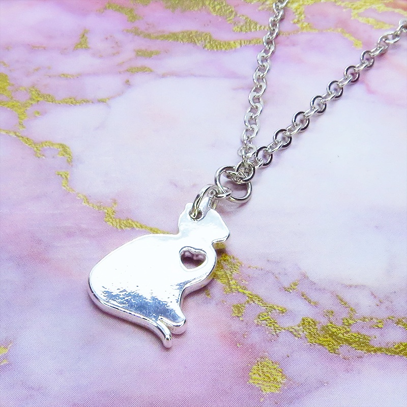 シルバーカラー 猫シルエットモチーフを使ったシンプルでコンパクトなネックレス 長さ調整可 ステンレス可