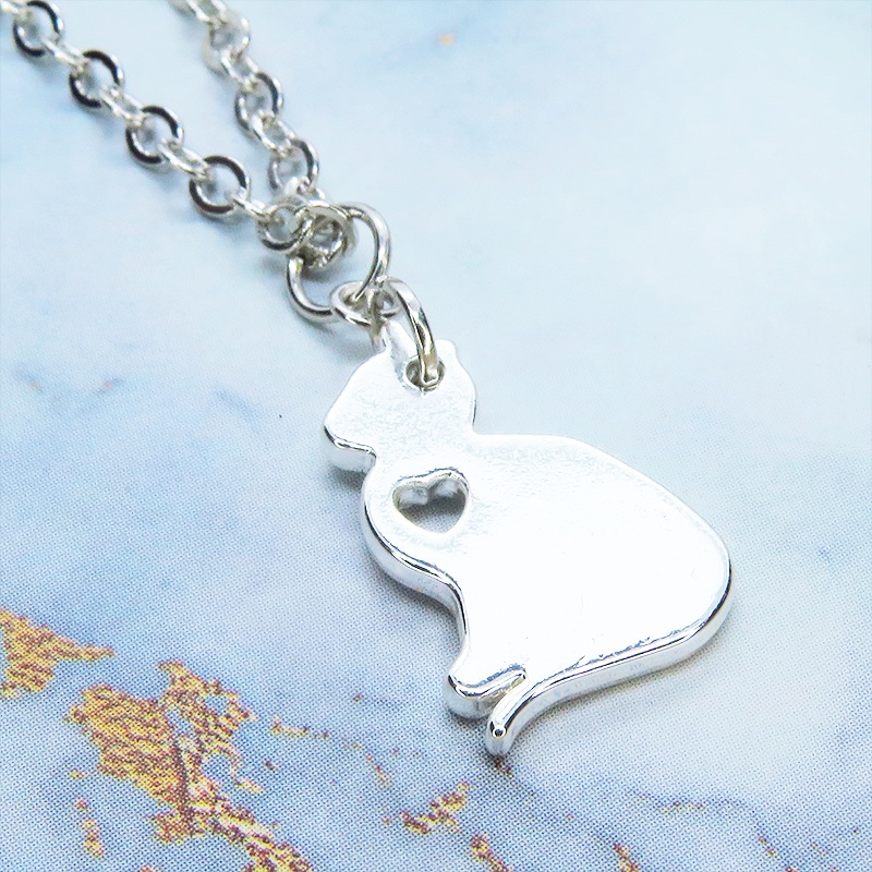 シルバーカラー 猫シルエットモチーフを使ったシンプルでコンパクトなネックレス 長さ調整可 ステンレス可