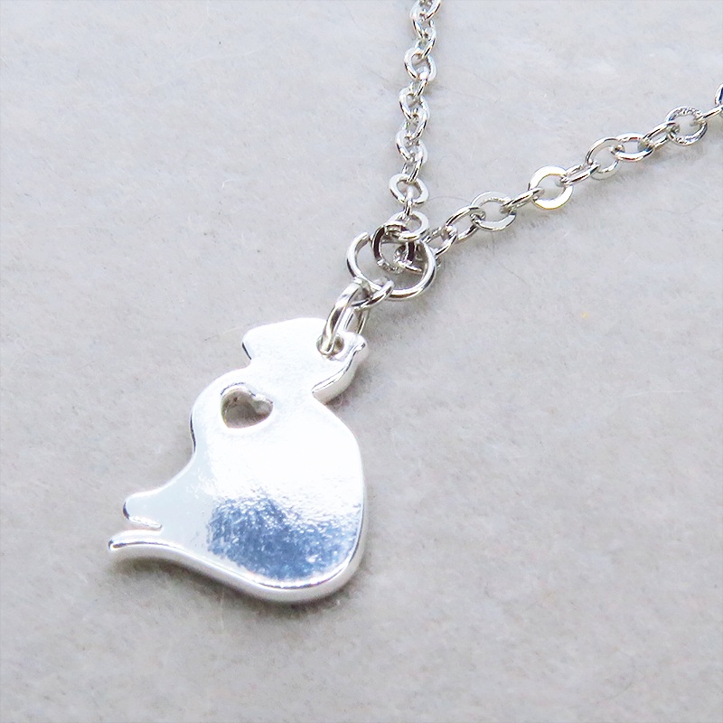 シルバーカラー 猫シルエットモチーフを使ったシンプルでコンパクトなネックレス 長さ調整可 ステンレス可