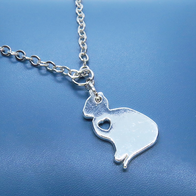 シルバーカラー 猫シルエットモチーフを使ったシンプルでコンパクトなネックレス 長さ調整可 ステンレス可