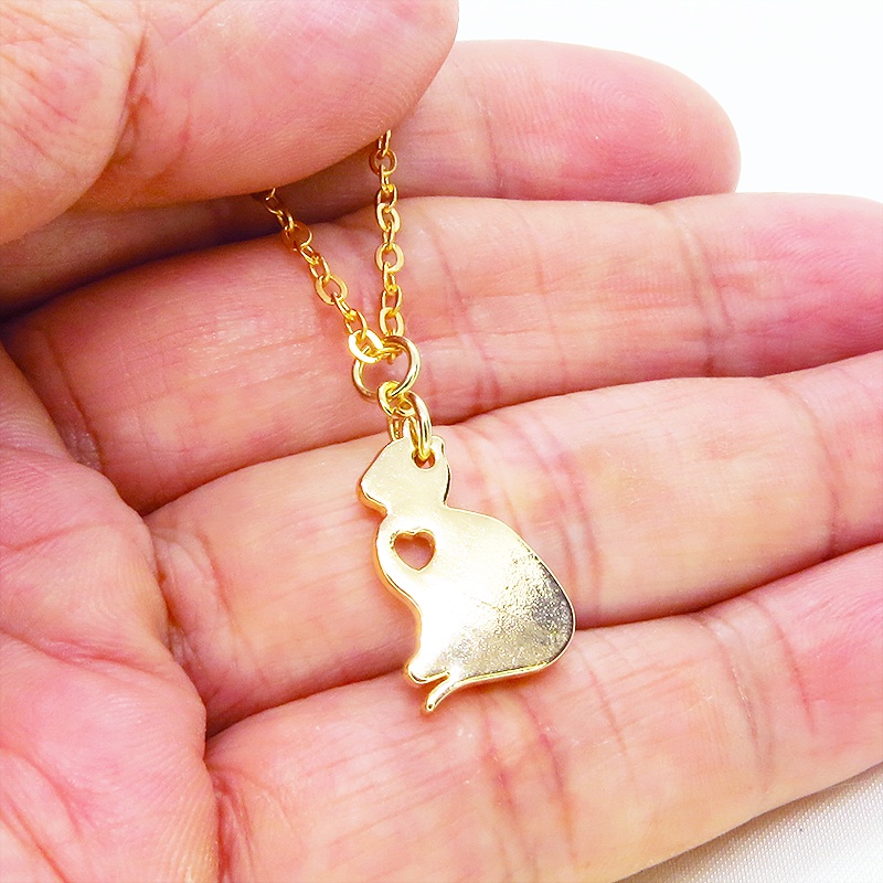 ゴールドカラー 猫シルエットモチーフを使ったシンプルでコンパクトなネックレス 長さ調整可 ステンレス可