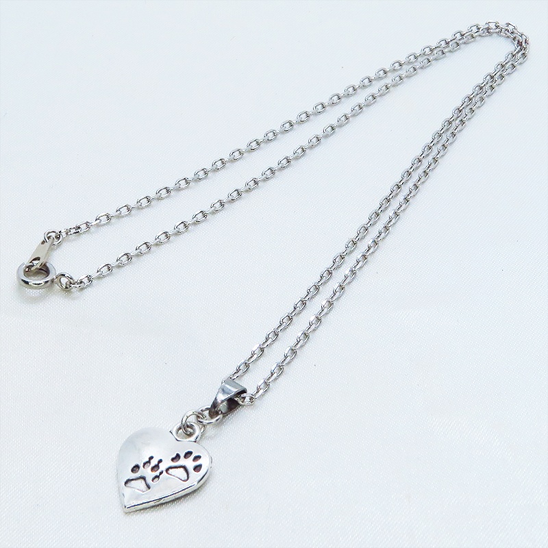 アンティークシルバー 肉球つきのハートモチーフを使ったシンプルでコンパクトなネックレス 長さ調整可 ステンレス可 猫 犬