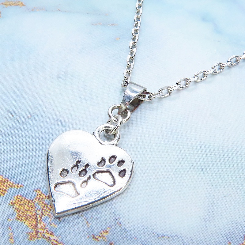 アンティークシルバー 肉球つきのハートモチーフを使ったシンプルでコンパクトなネックレス 長さ調整可 ステンレス可 猫 犬