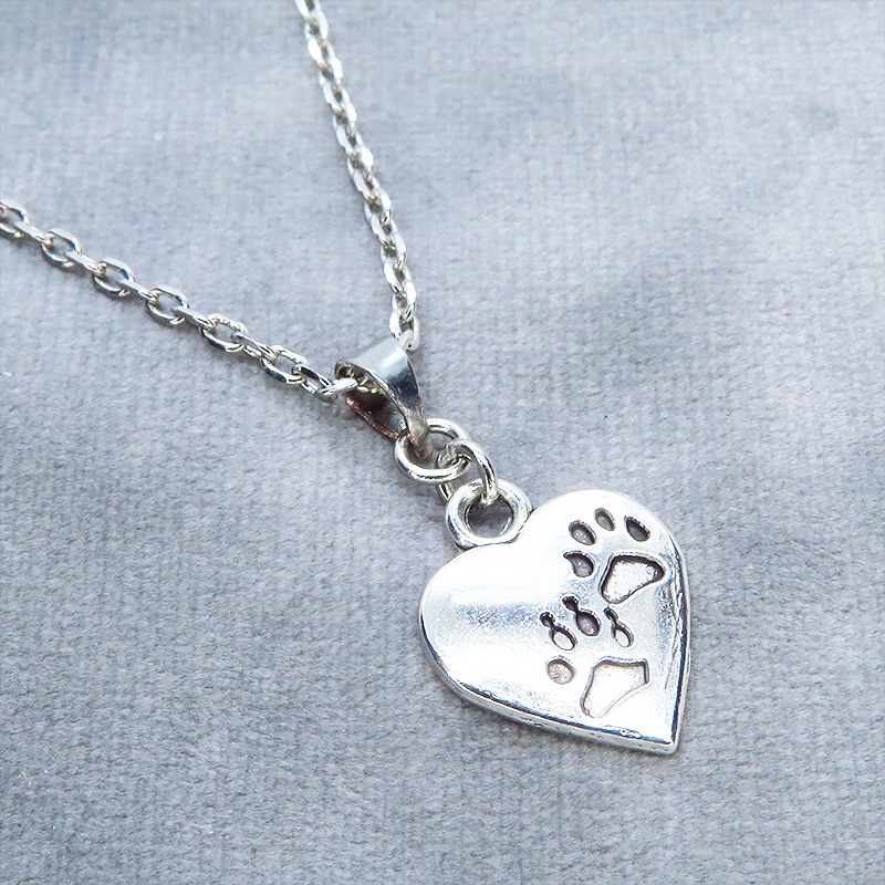 アンティークシルバー 肉球つきのハートモチーフを使ったシンプルでコンパクトなネックレス 長さ調整可 ステンレス可 猫 犬