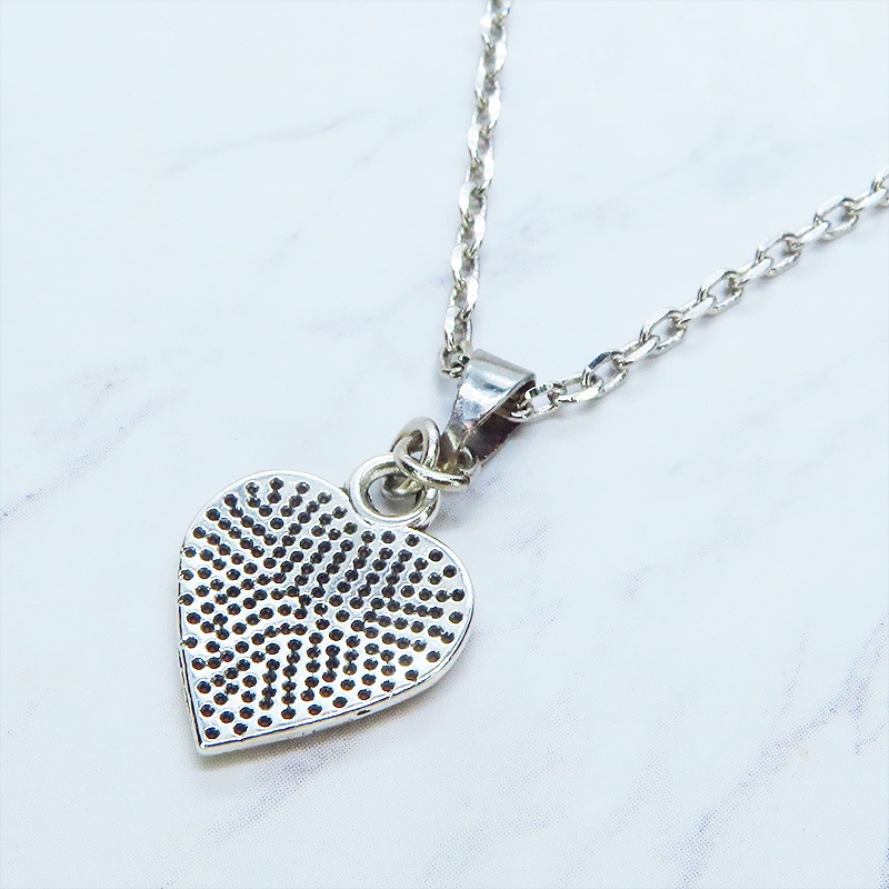 アンティークシルバー 肉球つきのハートモチーフを使ったシンプルでコンパクトなネックレス 長さ調整可 ステンレス可 猫 犬