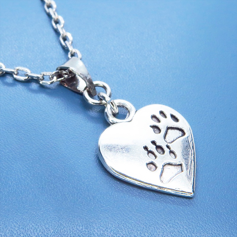 アンティークシルバー 肉球つきのハートモチーフを使ったシンプルでコンパクトなネックレス 長さ調整可 ステンレス可 猫 犬
