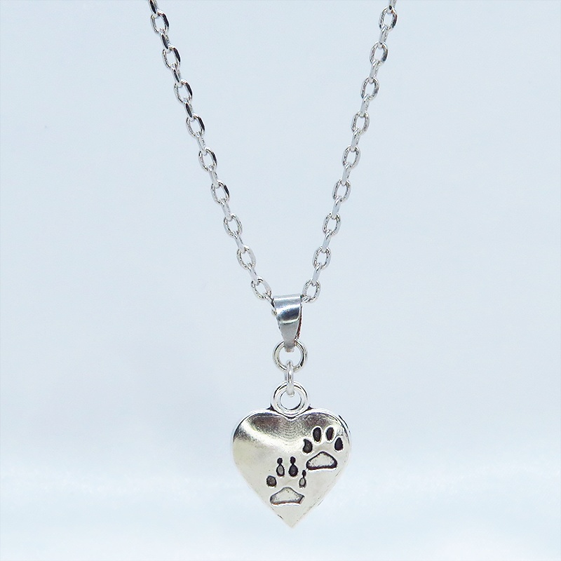 アンティークシルバー 肉球つきのハートモチーフを使ったシンプルでコンパクトなネックレス 長さ調整可 ステンレス可 猫 犬