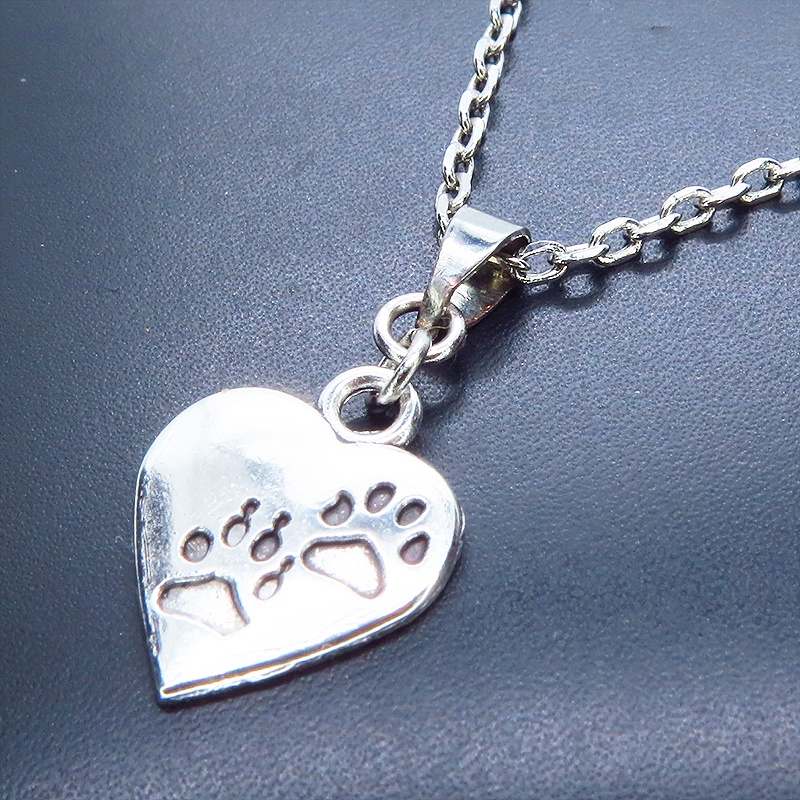 アンティークシルバー 肉球つきのハートモチーフを使ったシンプルでコンパクトなネックレス 長さ調整可 ステンレス可 猫 犬