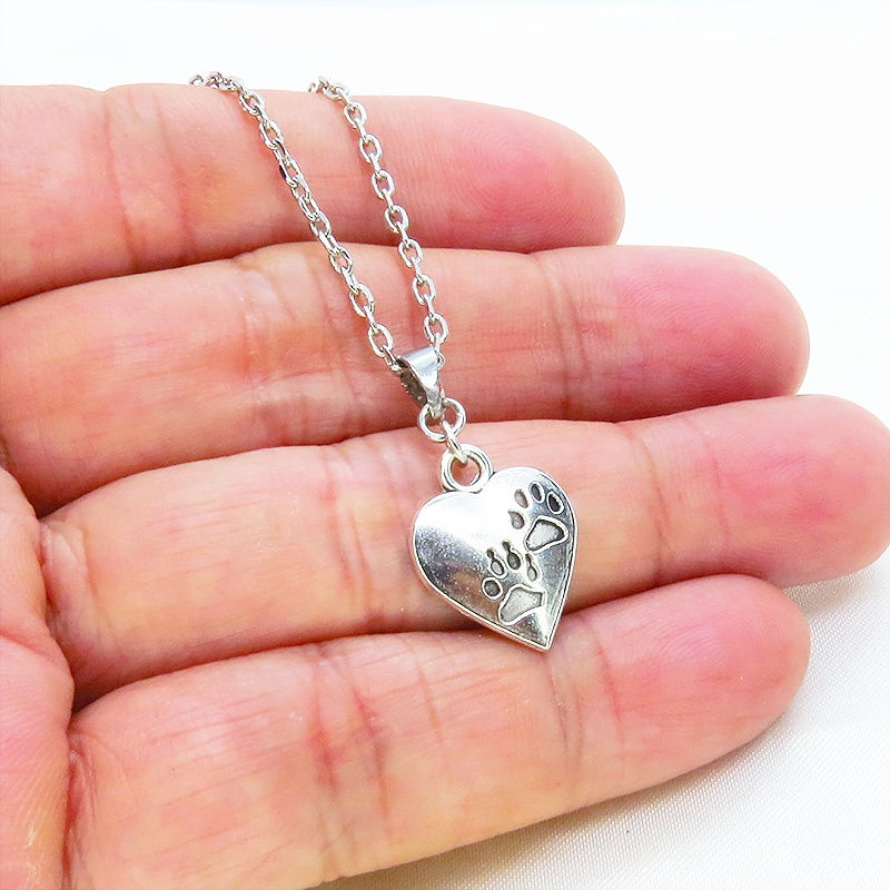 アンティークシルバー 肉球つきのハートモチーフを使ったシンプルでコンパクトなネックレス 長さ調整可 ステンレス可 猫 犬