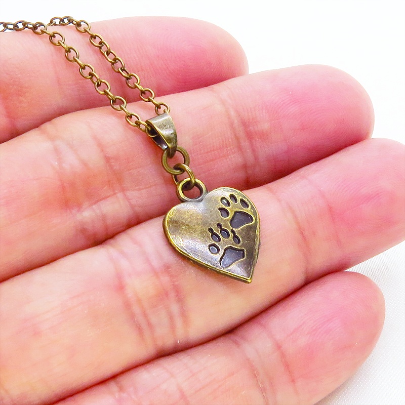 アンティークゴールド 肉球つきのハートモチーフを使ったシンプルでコンパクトなネックレス 長さ調整可 猫 犬