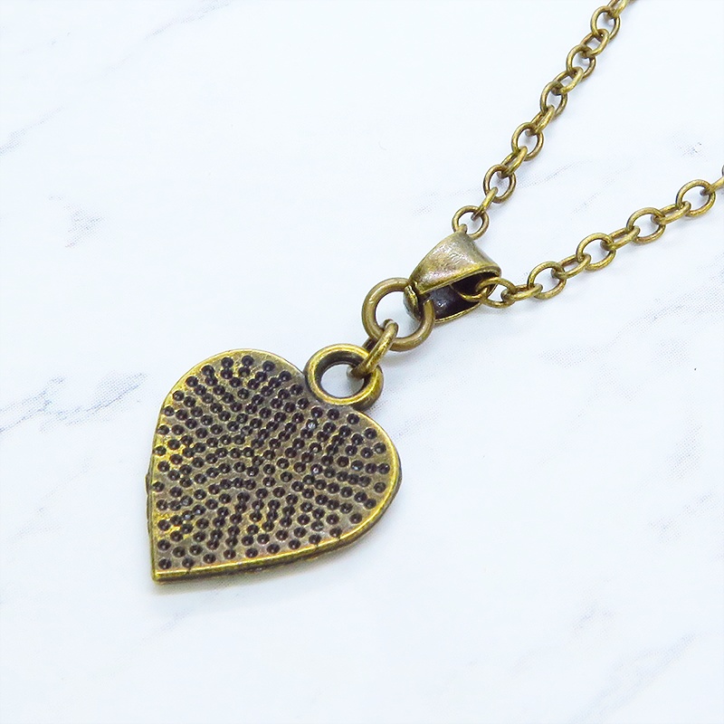 アンティークゴールド 肉球つきのハートモチーフを使ったシンプルでコンパクトなネックレス 長さ調整可 猫 犬
