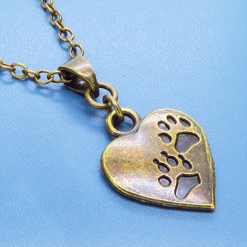 アンティークゴールド 肉球つきのハートモチーフを使ったシンプルでコンパクトなネックレス 長さ調整可 猫 犬