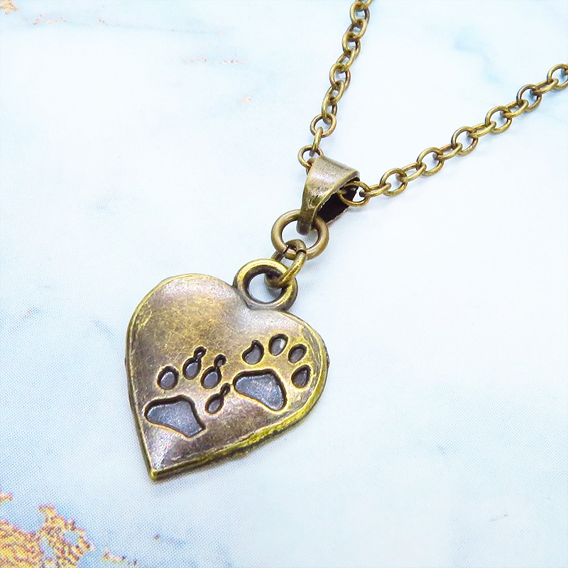 アンティークゴールド 肉球つきのハートモチーフを使ったシンプルでコンパクトなネックレス 長さ調整可 猫 犬