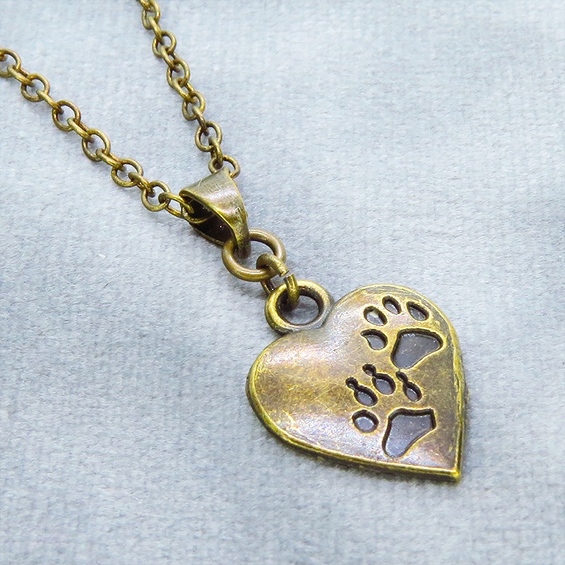 アンティークゴールド 肉球つきのハートモチーフを使ったシンプルでコンパクトなネックレス 長さ調整可 猫 犬