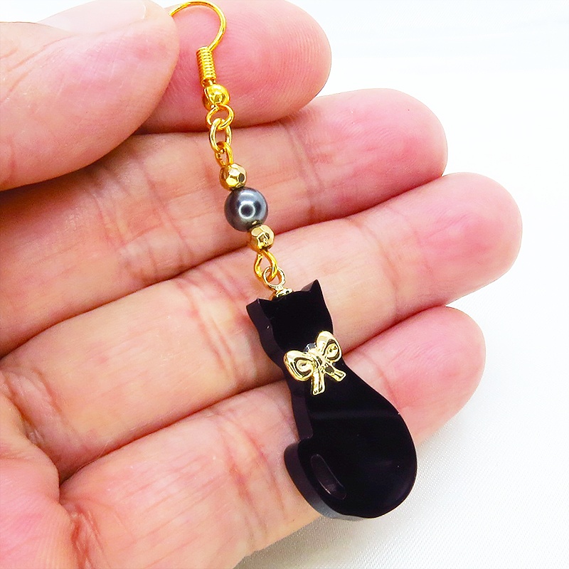 黒猫シルエットモチーフとスワロフスキー・パールの大人可愛いピアス ゴールド サージカル可