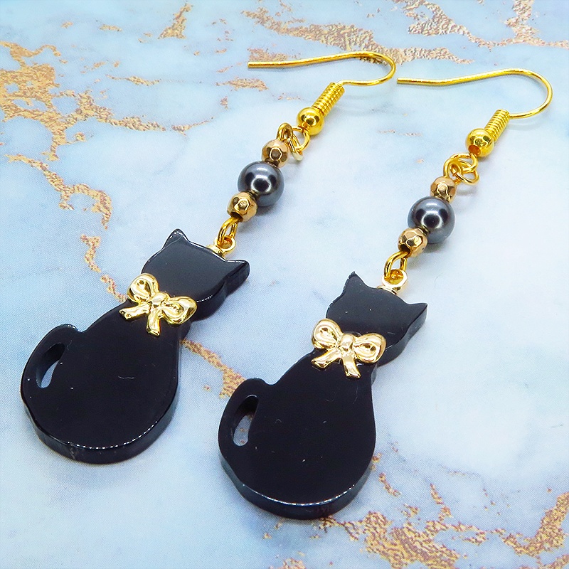 黒猫シルエットモチーフとスワロフスキー・パールの大人可愛いピアス ゴールド サージカル可