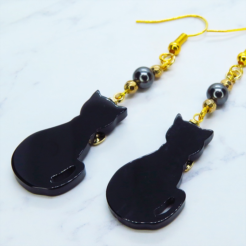 黒猫シルエットモチーフとスワロフスキー・パールの大人可愛いピアス ゴールド サージカル可