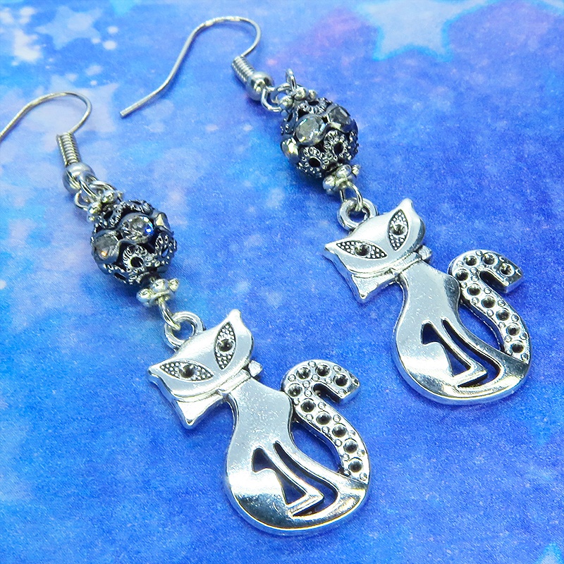 アンティークシルバー オリエンタル風な猫モチーフとラインストーン入りブラックメタルビーズのピアス サージカル可