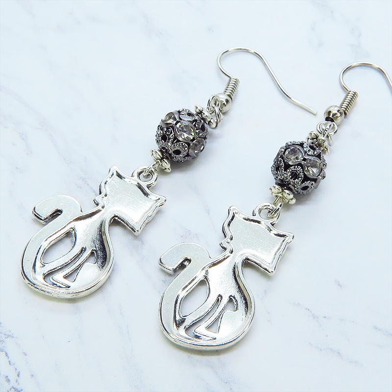 アンティークシルバー オリエンタル風な猫モチーフとラインストーン入りブラックメタルビーズのピアス サージカル可