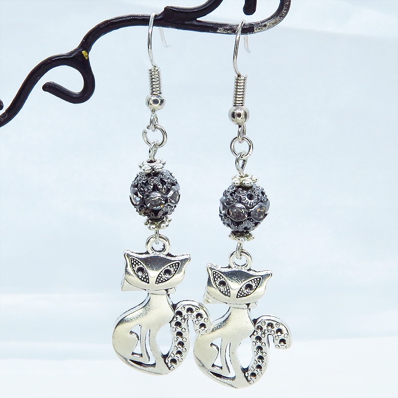 アンティークシルバー オリエンタル風な猫モチーフとラインストーン入りブラックメタルビーズのピアス サージカル可
