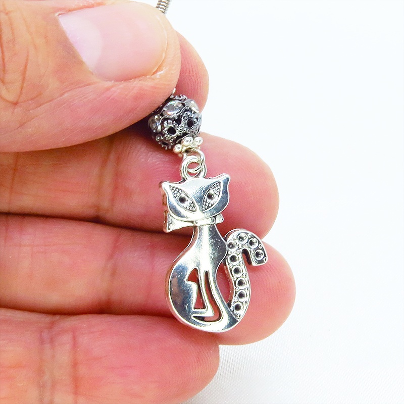 アンティークシルバー オリエンタル風な猫モチーフとラインストーン入りブラックメタルビーズのピアス サージカル可