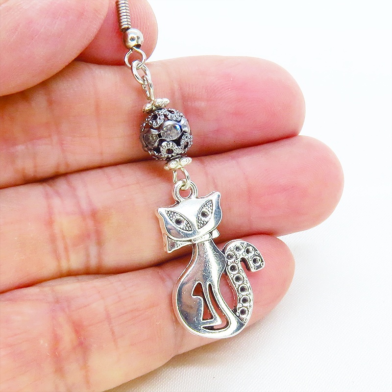 アンティークシルバー オリエンタル風な猫モチーフとラインストーン入りブラックメタルビーズのピアス サージカル可