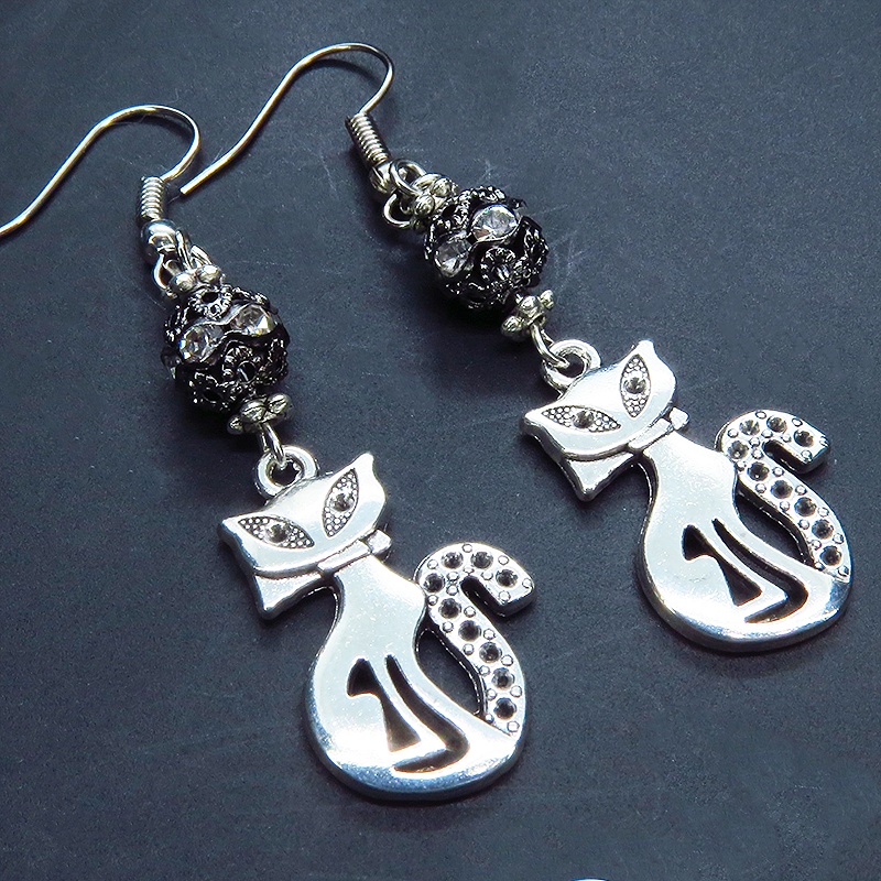 アンティークシルバー オリエンタル風な猫モチーフとラインストーン入りブラックメタルビーズのピアス サージカル可