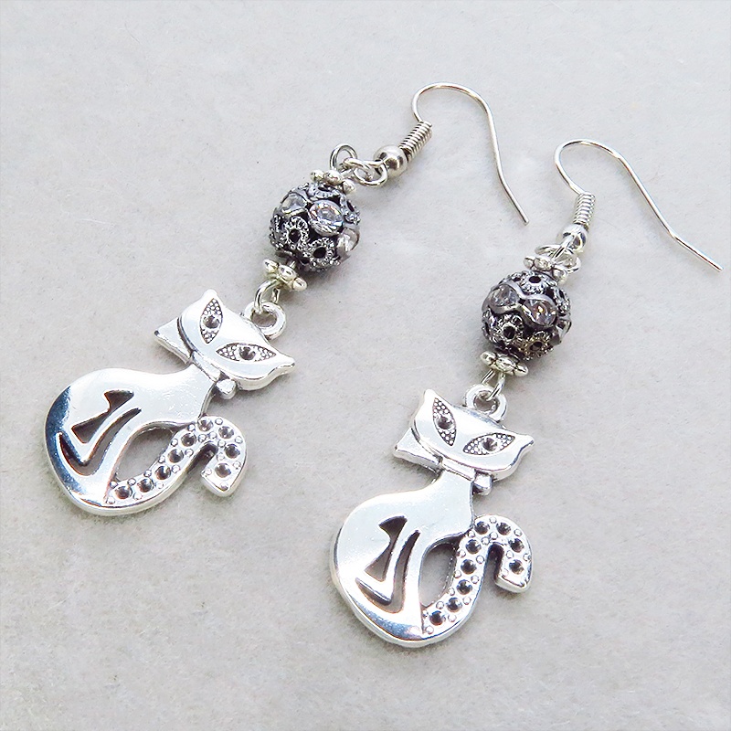 アンティークシルバー オリエンタル風な猫モチーフとラインストーン入りブラックメタルビーズのピアス サージカル可