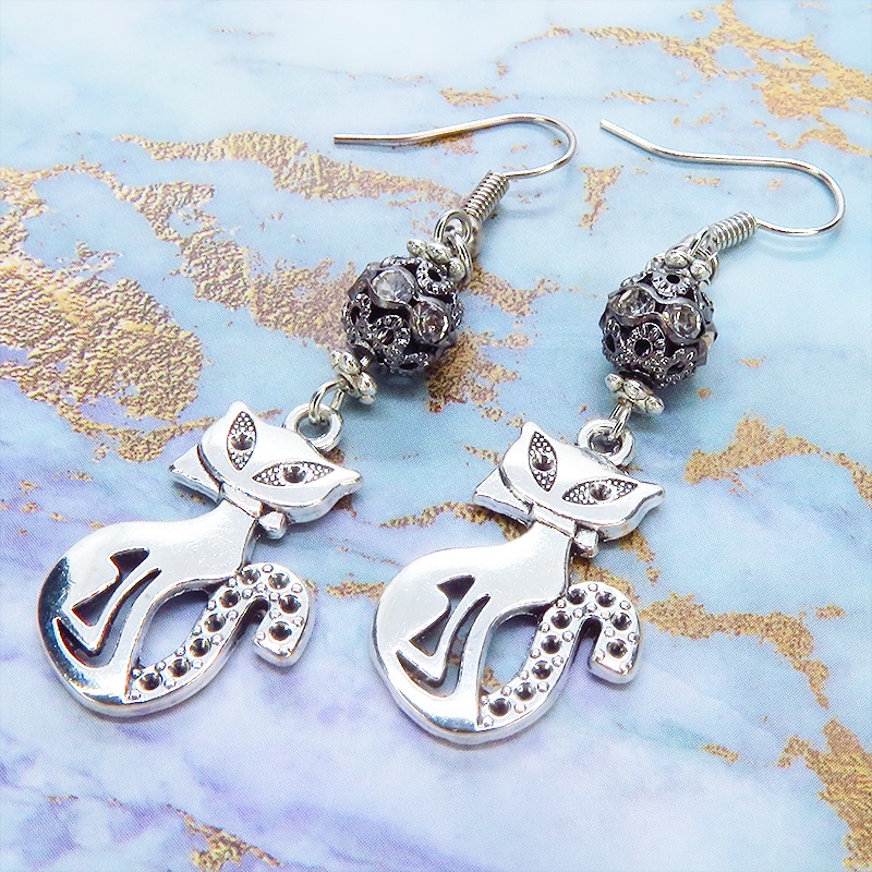 アンティークシルバー オリエンタル風な猫モチーフとラインストーン入りブラックメタルビーズのピアス サージカル可
