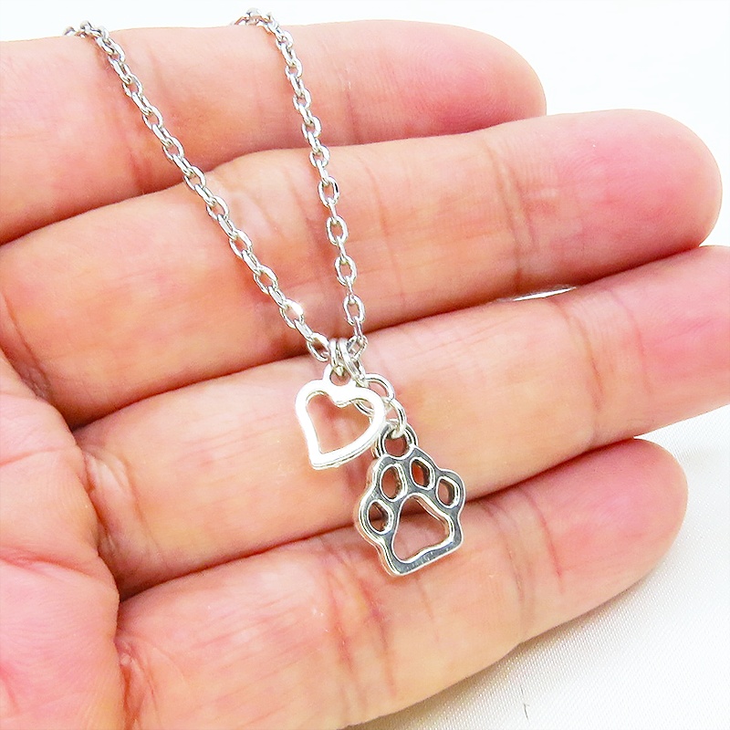 シルバーカラー 肉球とハートを吊り下げたコンパクトでシンプルなネックレス 長さ調整可 ステンレス可 猫 犬