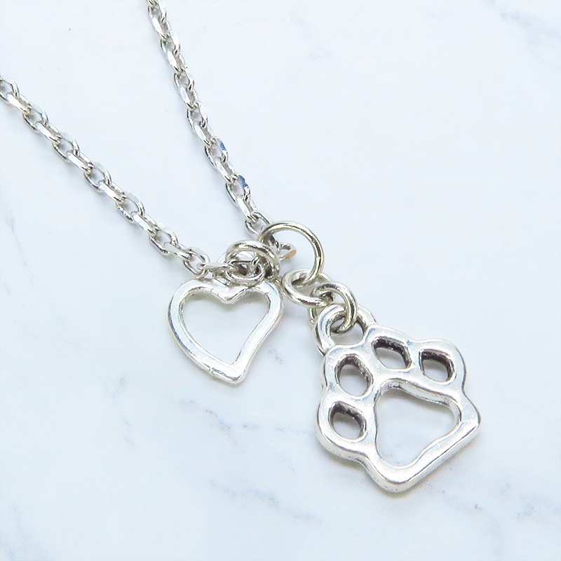 シルバーカラー 肉球とハートを吊り下げたコンパクトでシンプルなネックレス 長さ調整可 ステンレス可 猫 犬