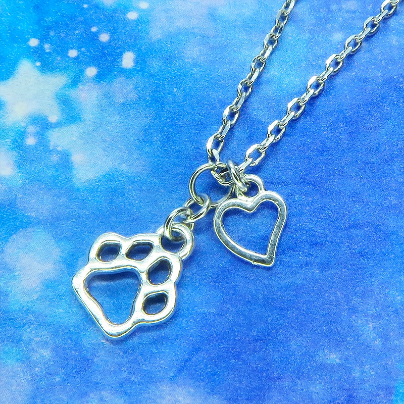 シルバーカラー 肉球とハートを吊り下げたコンパクトでシンプルなネックレス 長さ調整可 ステンレス可 猫 犬