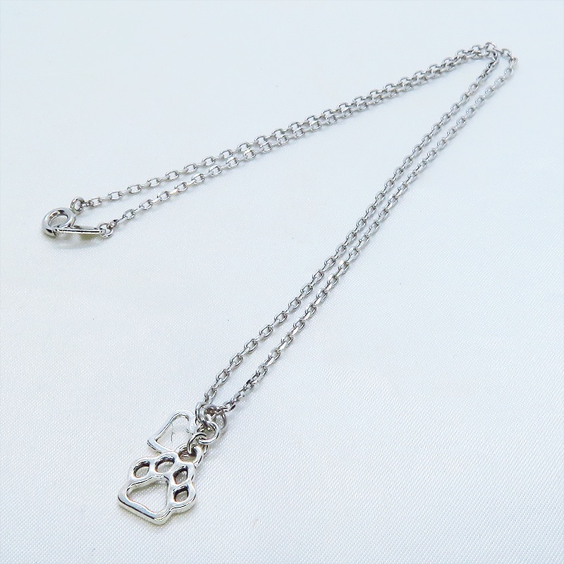 シルバーカラー 肉球とハートを吊り下げたコンパクトでシンプルなネックレス 長さ調整可 ステンレス可 猫 犬