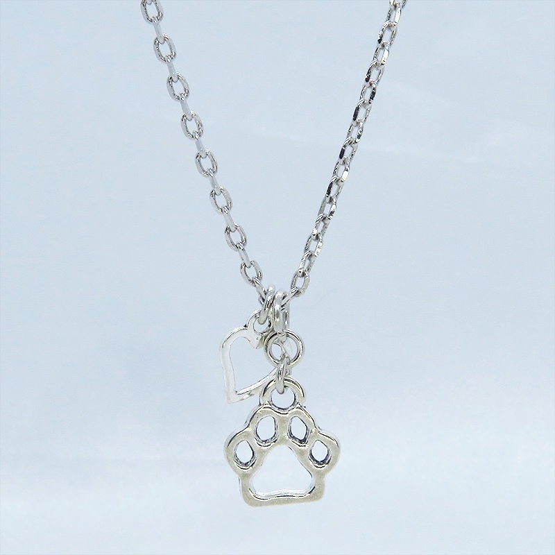 シルバーカラー 肉球とハートを吊り下げたコンパクトでシンプルなネックレス 長さ調整可 ステンレス可 猫 犬