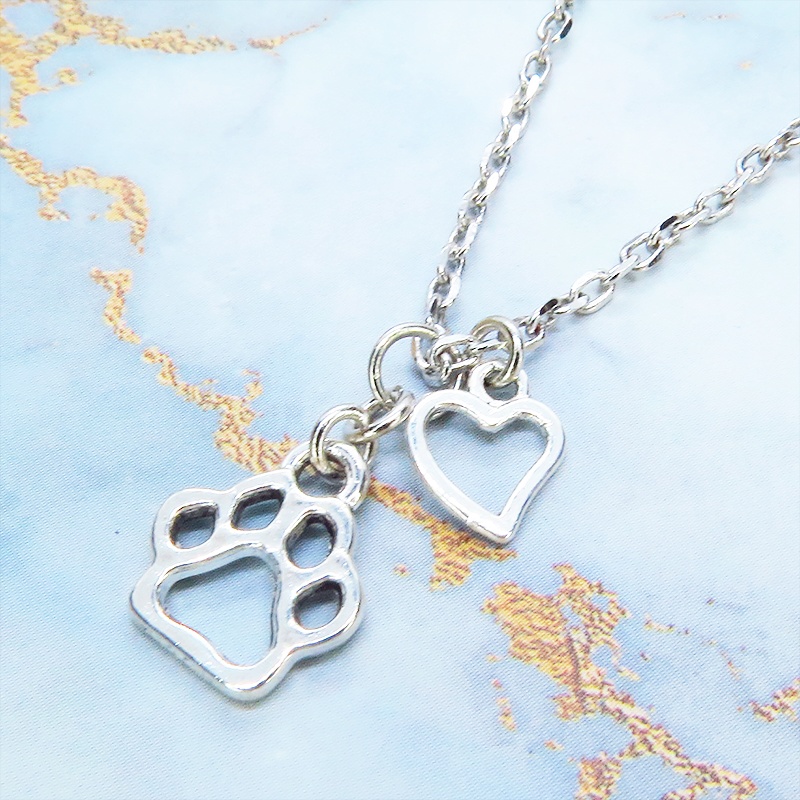 シルバーカラー 肉球とハートを吊り下げたコンパクトでシンプルなネックレス 長さ調整可 ステンレス可 猫 犬
