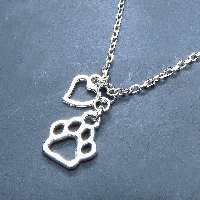 シルバーカラー 肉球とハートを吊り下げたコンパクトでシンプルなネックレス 長さ調整可 ステンレス可 猫 犬
