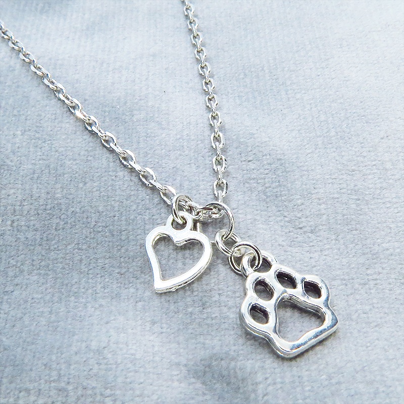 シルバーカラー 肉球とハートを吊り下げたコンパクトでシンプルなネックレス 長さ調整可 ステンレス可 猫 犬